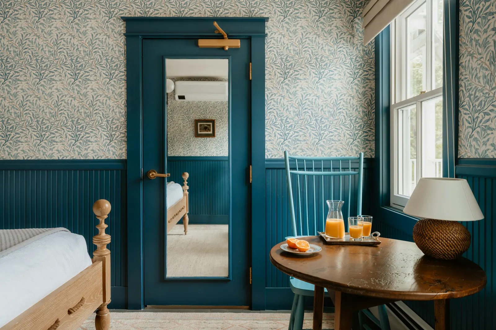 Camera Blu con la porta blu e un tavolino con la colazione