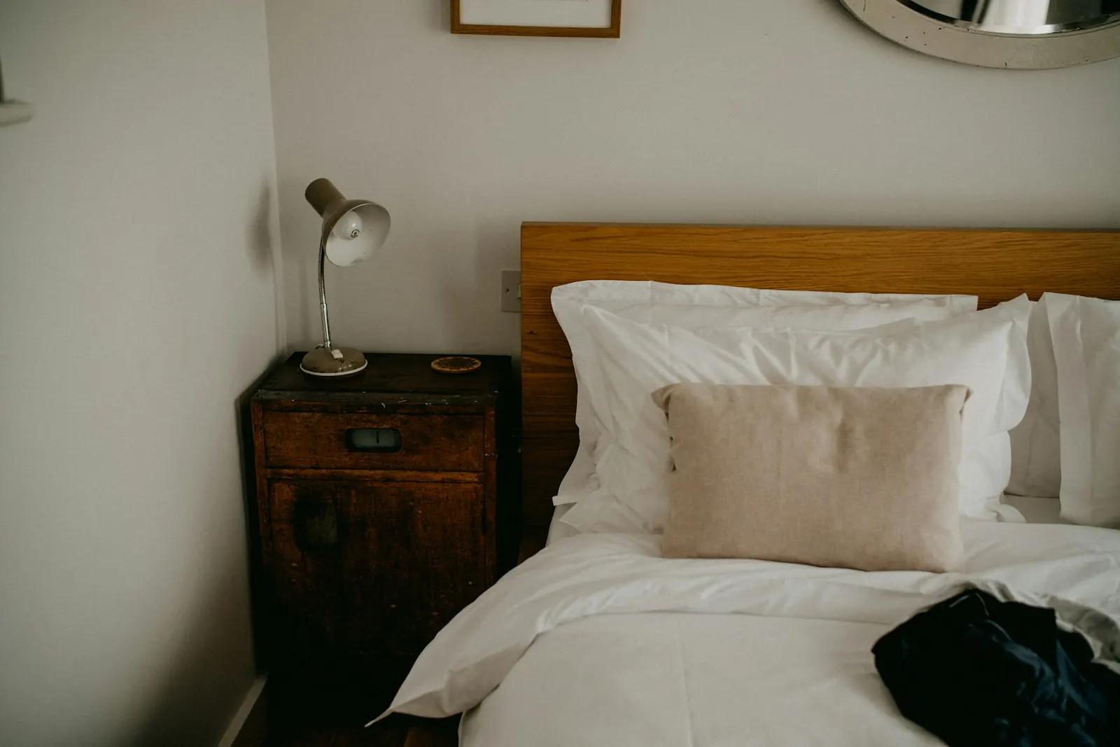 Camera Calce con letto in legno e lenzuola bianche