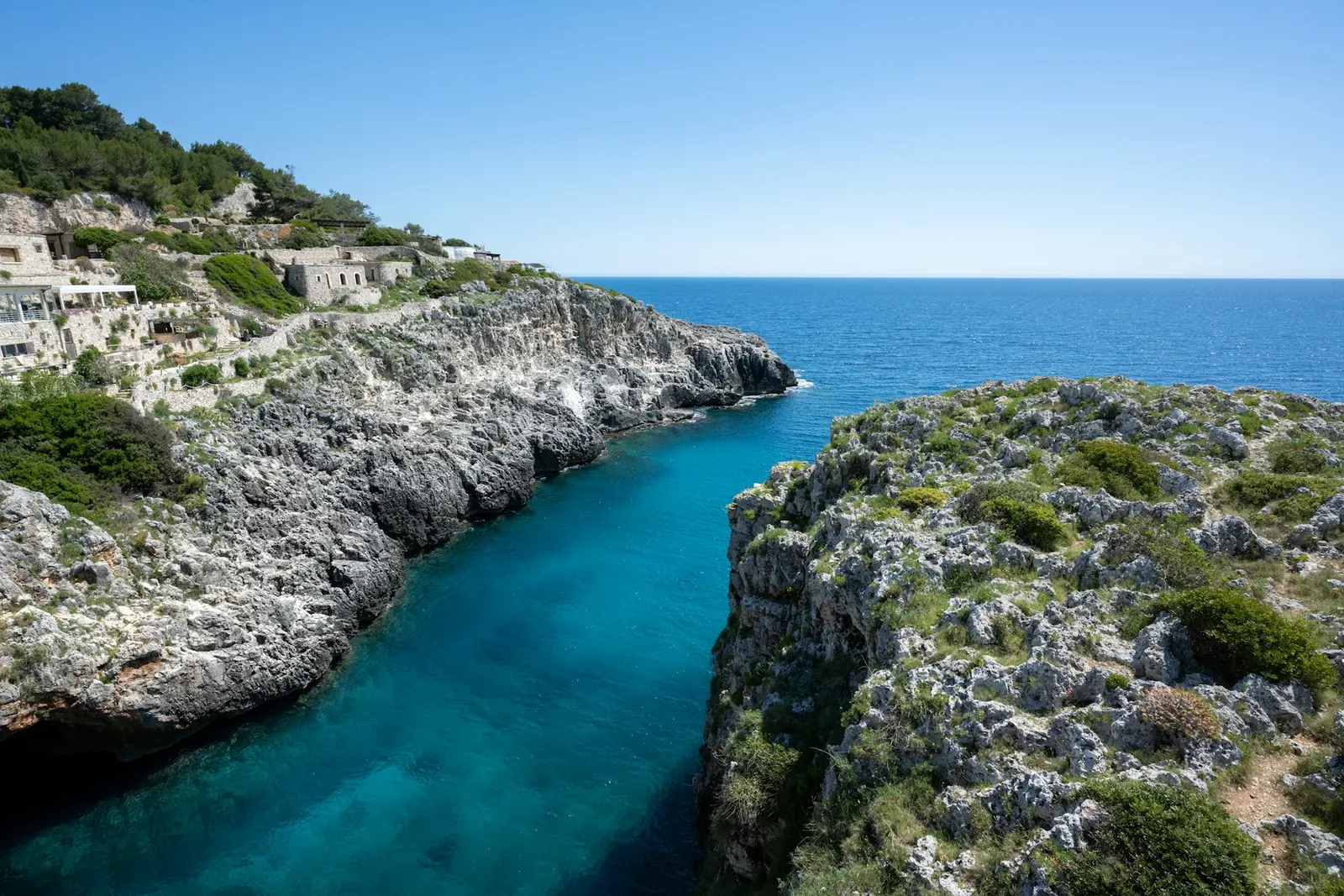 Insenatura di acqua turchese tra le scogliere