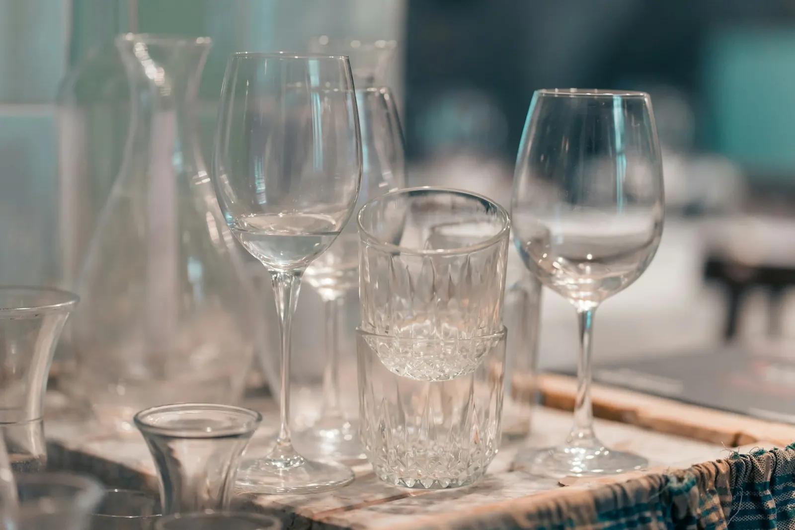 Bicchieri da vino sul tavolo di legno prima del servizio